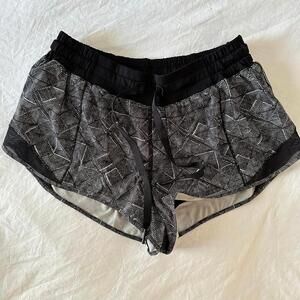 Lululemon Run Hotty Hot Short Lined Black White Geo 2.5” Size 6 - EUC